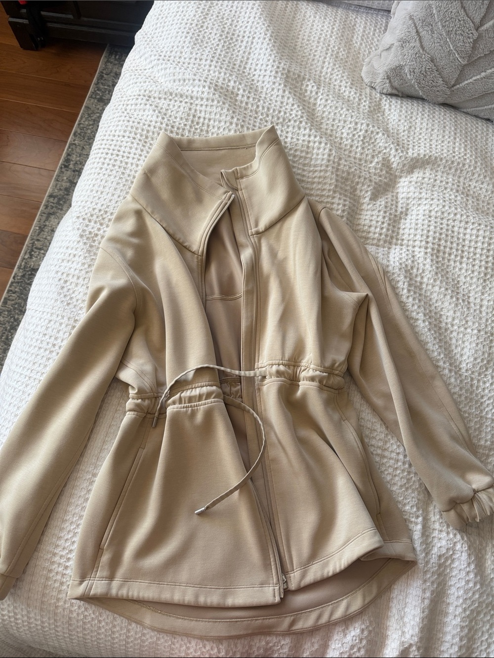 Lululemon Women’s Drawstring Waist cinch Jacket in Beige small